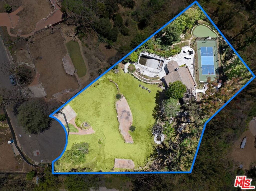 Image 4 of property listing at 1267 Villa Woods Drive, Pacific Palisades, CA 90272