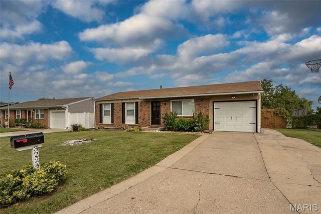 3224 Highgate Lane, St Charles, MO 63301