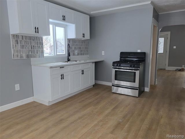 66 W Montana Street, Highland Park, MI 48203