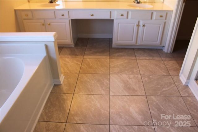 2715 Old Ironside Drive, Charlotte, NC 28213