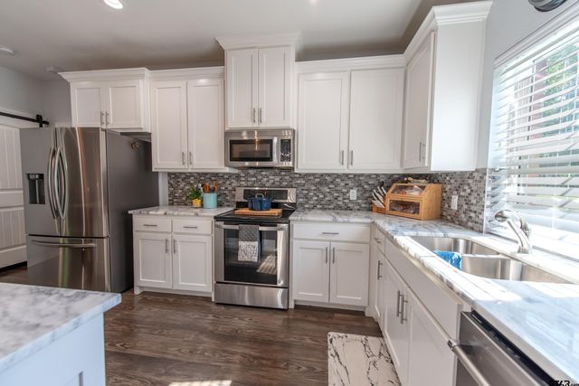 411 Sterling Shores Dr, Scroggins, TX 75480