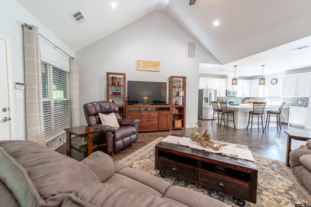 411 Sterling Shores Dr, Scroggins, TX 75480