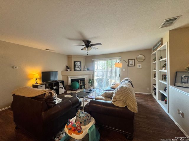 6658 Eastern Clouds, Converse, TX 78109