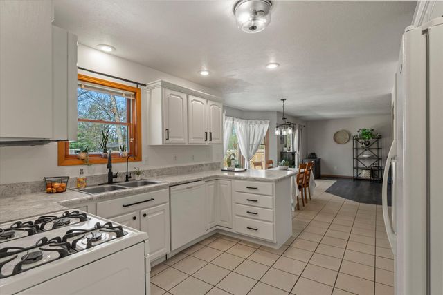 68600 Christiana Lake Road, Edwardsburg, MI 49112