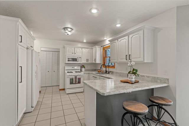 68600 Christiana Lake Road, Edwardsburg, MI 49112