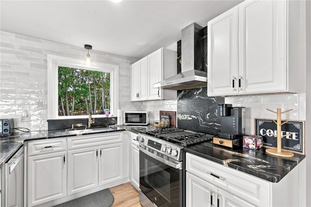 6 Flanders Street, Johnston, RI 02919