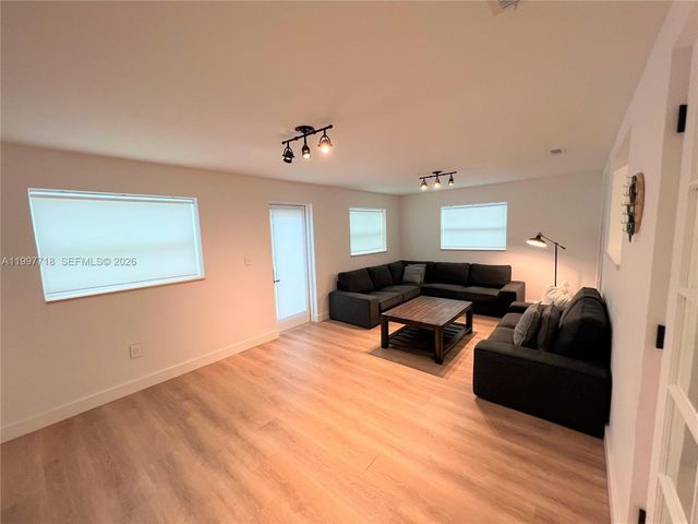 3827 SW 88th Ct, Miami, FL 33165