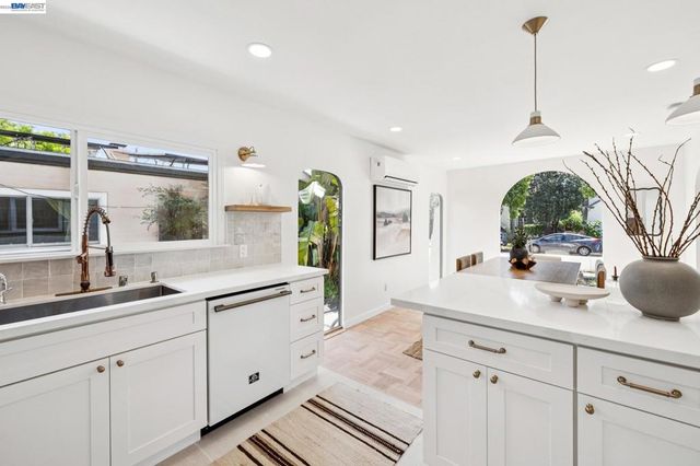 2713 Calhoun Street, Alameda, CA 94501