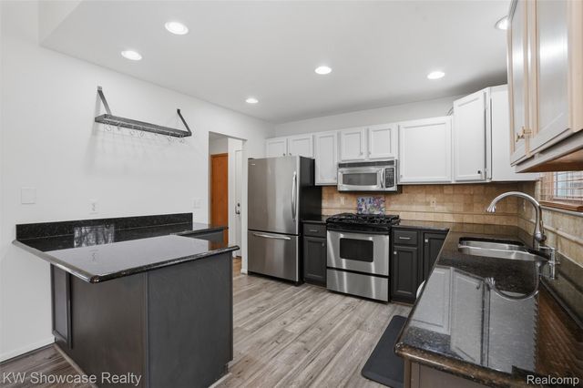 9842 Cedar Island Road, White Lake Charter Township, MI 48386