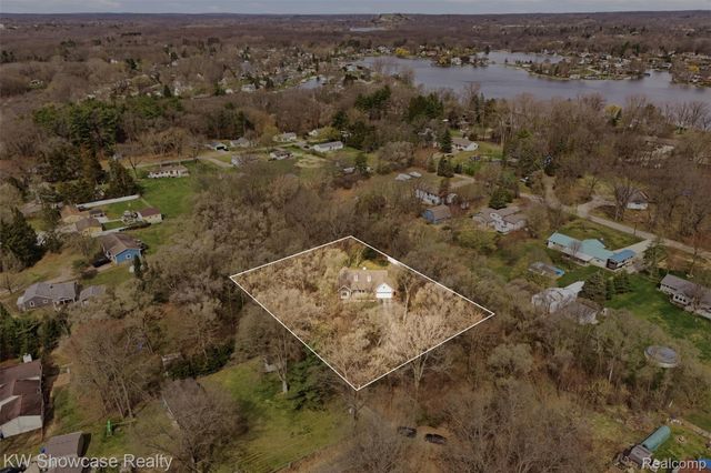 9842 Cedar Island Road, White Lake Charter Township, MI 48386