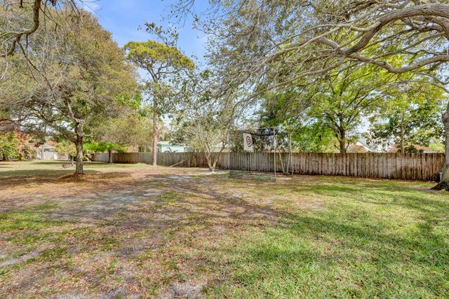 901 NE Town Terrace, Jensen Beach, FL 34957