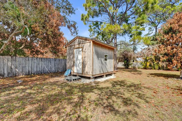 901 NE Town Terrace, Jensen Beach, FL 34957