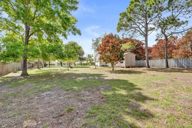 901 NE Town Terrace, Jensen Beach, FL 34957