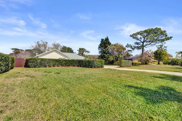 901 NE Town Terrace, Jensen Beach, FL 34957