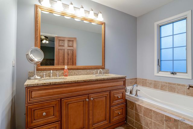 285 Regency Court Unit B Court, Wauconda, IL 60084