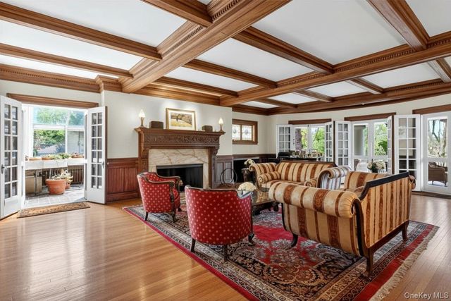 25 West Drive, Manhasset, NY 11030
