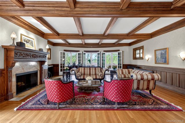25 West Drive, Manhasset, NY 11030