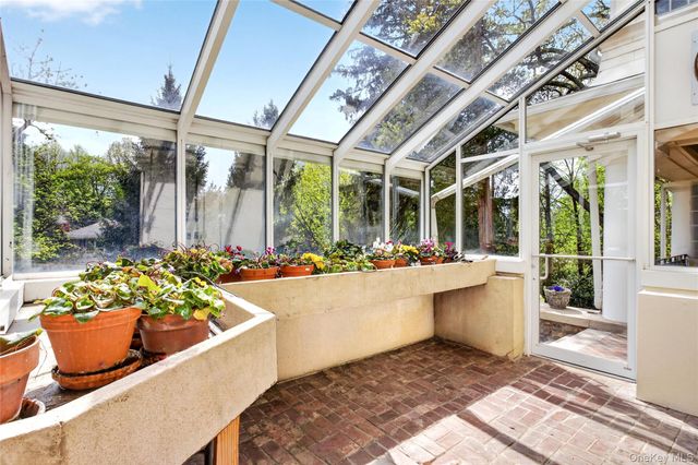 25 West Drive, Manhasset, NY 11030