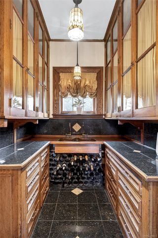 25 West Drive, Manhasset, NY 11030