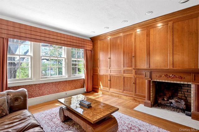 25 West Drive, Manhasset, NY 11030
