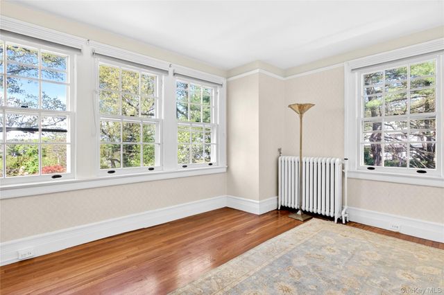 25 West Drive, Manhasset, NY 11030