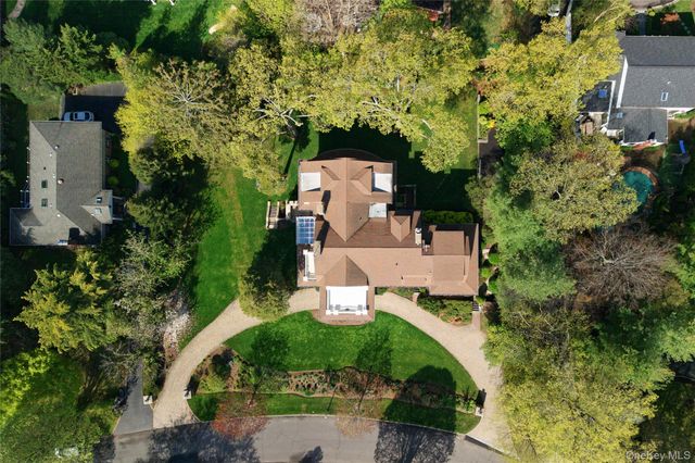 25 West Drive, Manhasset, NY 11030
