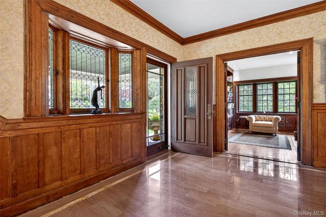 25 West Drive, Manhasset, NY 11030