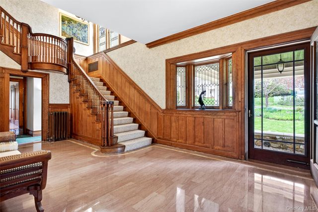 25 West Drive, Manhasset, NY 11030