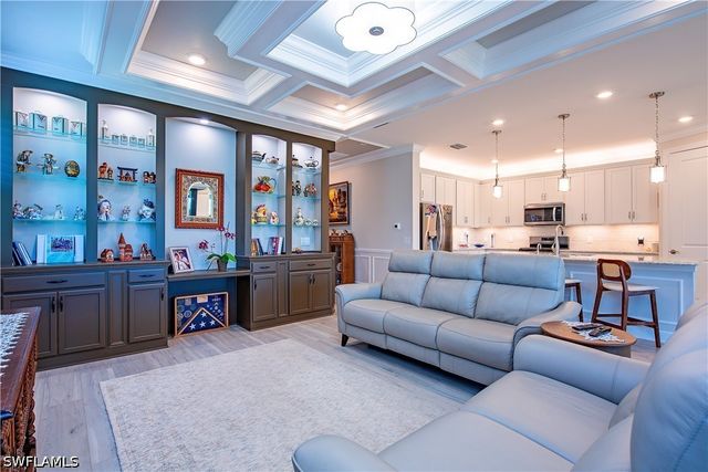 10537 Ventana CT, Naples, FL 34120