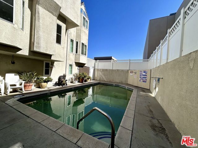 5145 Yarmouth Avenue 25, Encino (los Angeles), CA 91316