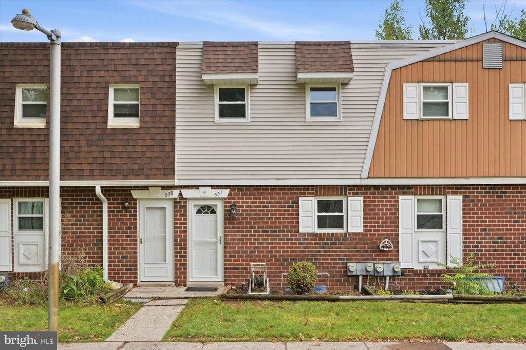 631 VILLAGE LN, POTTSTOWN, PA 19464 — exterior