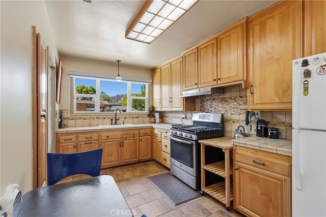 1656 Vejar, Pomona, CA 91766