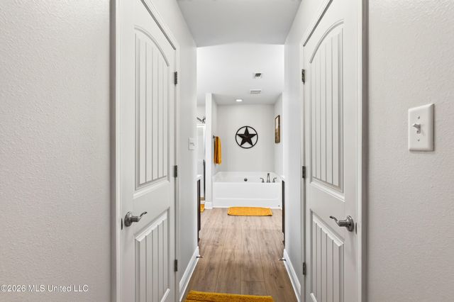 160 Saltmeadow Circle, Ocean Springs, MS 39564
