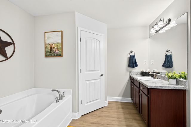160 Saltmeadow Circle, Ocean Springs, MS 39564