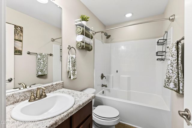 160 Saltmeadow Circle, Ocean Springs, MS 39564