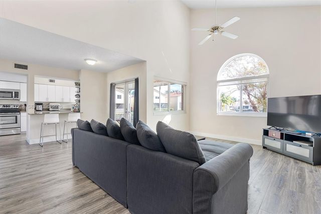 1054 SE 6th Ave, Dania Beach, FL 33004