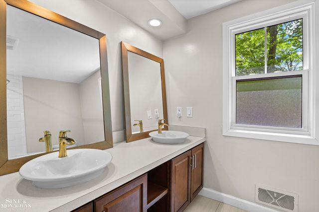 22636 King Richard Court, Beverly Hills, MI 48025