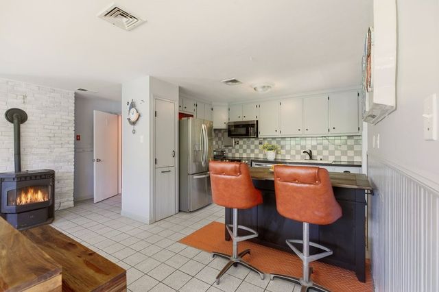 85 Highland Avenue, Portsmouth, RI 02871