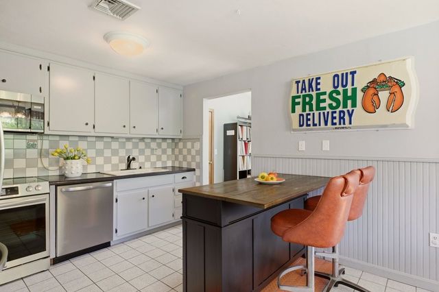 85 Highland Avenue, Portsmouth, RI 02871