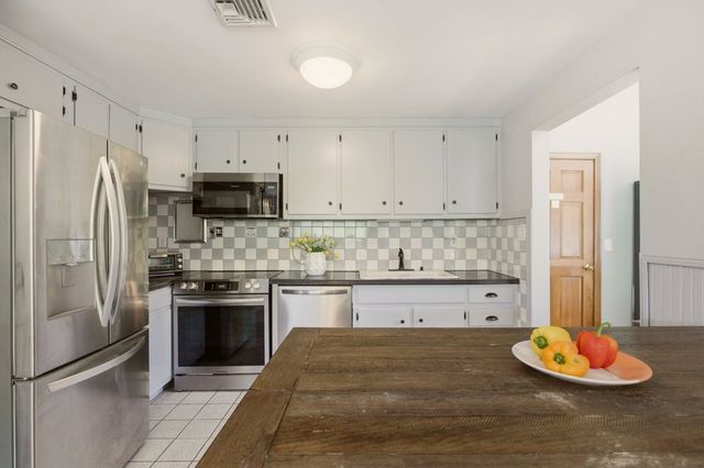 85 Highland Avenue, Portsmouth, RI 02871