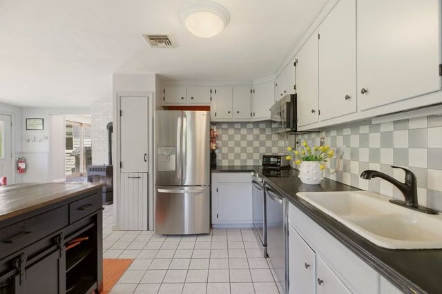 85 Highland Avenue, Portsmouth, RI 02871