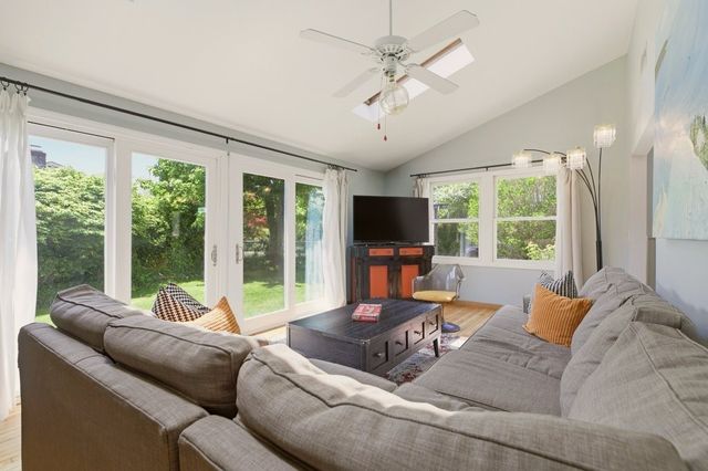 85 Highland Avenue, Portsmouth, RI 02871