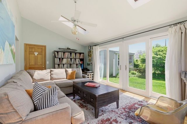 85 Highland Avenue, Portsmouth, RI 02871