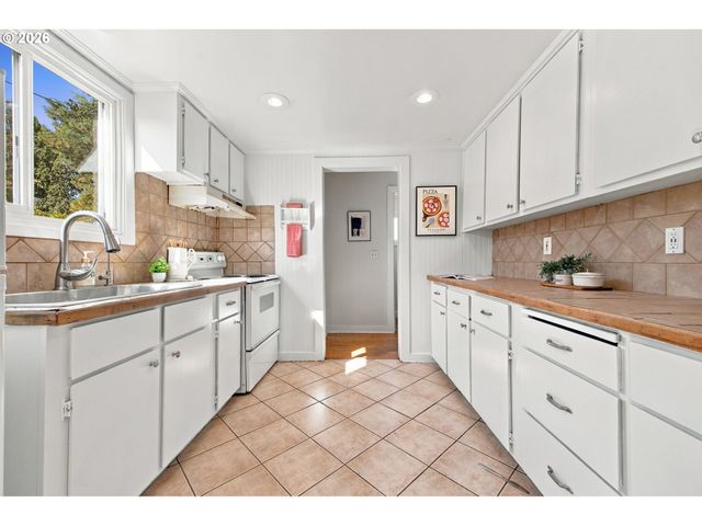 63 Ne BALDWIN St, Portland, OR 97211