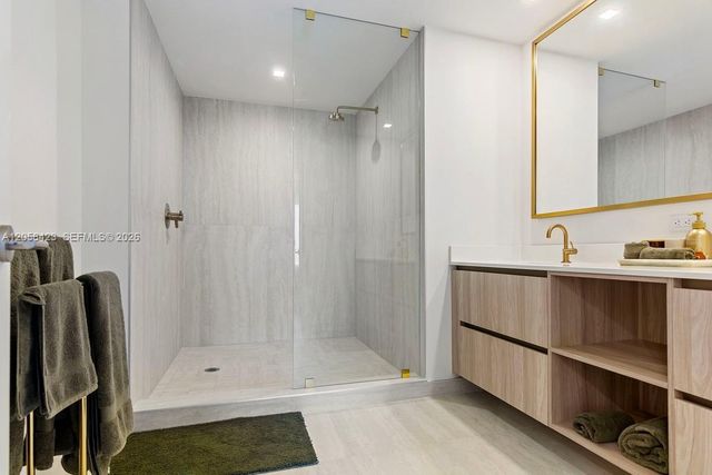 77 SE 5th Street 3902, Miami, FL 33131