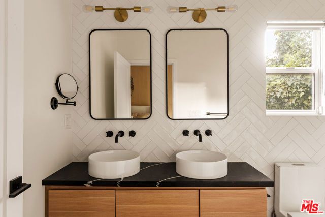 13521 Magnolia Boulevard, Sherman Oaks, CA 91423