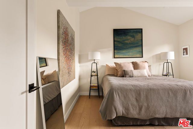 13521 Magnolia Boulevard, Sherman Oaks, CA 91423