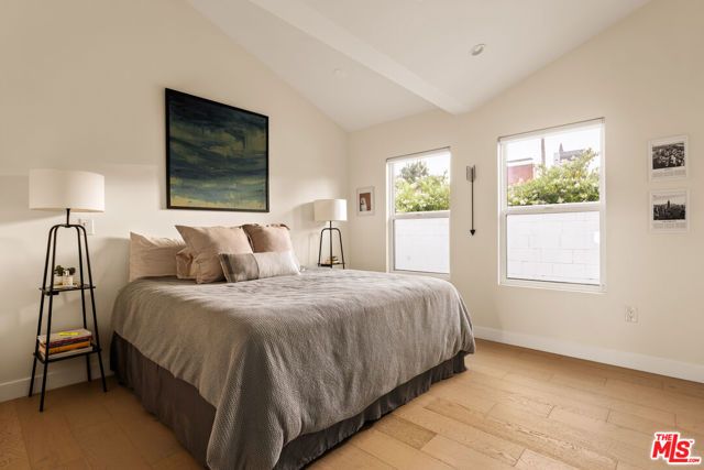 13521 Magnolia Boulevard, Sherman Oaks, CA 91423