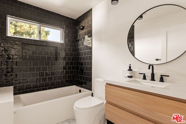 13521 Magnolia Boulevard, Sherman Oaks, CA 91423