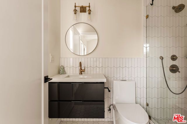 13521 Magnolia Boulevard, Sherman Oaks, CA 91423